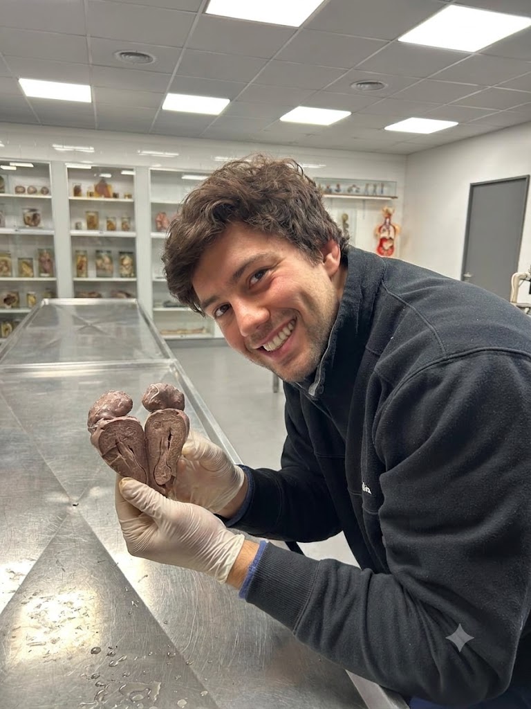 Gabo no laboratório de anatomia segurando uma peça anatômica